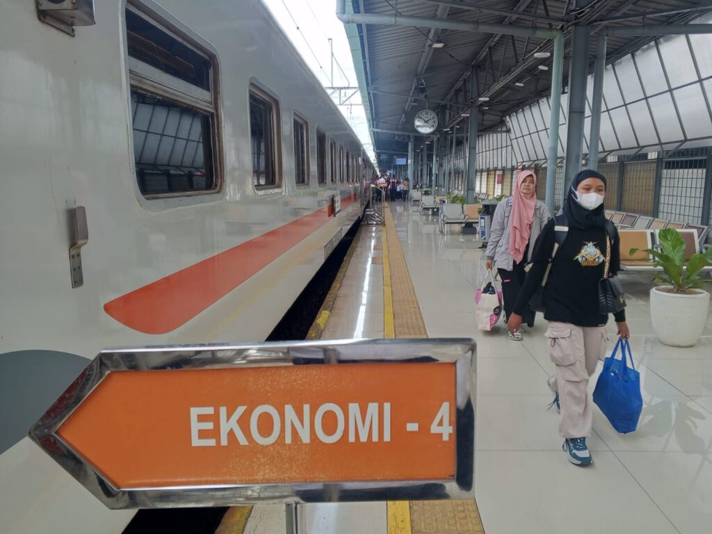 KAI-Tepat-Waktu-dan-Terjangkau-1-4