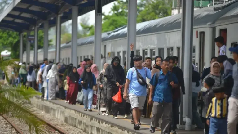 penumpang-kereta-api-saat-libur-Lebaran-membludak-4